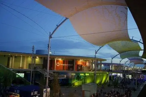 El d&iacute;a fue haci&eacute;ndole poco a poco lugar a la noche en el recinto de la Expo, a la vez que se iban encendiendo los pabellones, paseos, monumentos y edificios. La espectacular iluminaci&oacute;n animaba aun m&aacute;s si cabe a los miles de visitantes a pasear e ir descubriendo esta otra cara de la exposici&oacute;n, entre conciertos y espect&aacute;culos audiovisuales al aire libre.
Por Gonzalo Baz&aacute;n y Pilar Artiaga