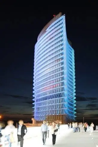 La majestuosa Torre del Agua se convierte en un luminoso faro que atrae la mirada de todo el que se acerca a la muestra.
Por Gonzalo Baz&aacute;n y Pilar Artiaga