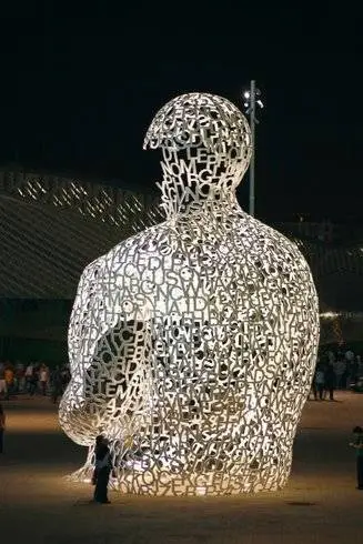 Unos visitantes observan el "Alma del Ebro" que, agarrada a sus rodillas, parece pensativa. Pero... &iquest;por qu&eacute; derroteros viajar&aacute;n sus ideas?
Por Gonzalo Baz&aacute;n y Pilar Artiaga