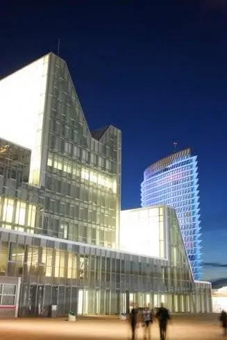 El Palacio de Congresos con la Torre del Agua detr&aacute;s
