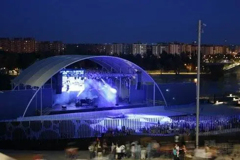 El Anfiteatro 43 tendr&aacute; espect&aacute;culos variados y para todos los p&uacute;blicos, aunque a altas horas de la madrugada. Por aqu&iacute; pasar&aacute;n nombres como Patti Smith, Alanis Morrissette o Juan Luis Guerra.
Por Gonzalo Baz&aacute;n y Pilar Artiaga