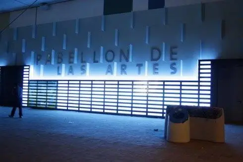 Las artes est&aacute;n presentes a lo largo y ancho de la muestra. Tanto las esc&eacute;nicas, como las pl&aacute;sticas. En este pabell&oacute;n, con una superficie de mil metros cuadrados en planta y una altura de 9 metros, se pueden admirar obras de gran formato.
Por Gonzalo Baz&aacute;n y Pilar Artiaga