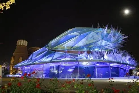 Los focos nocturnos permiten observar mejor la ingenier&iacute;a de algunas de las estructuras de la Expo. Aqu&iacute;, la plaza Agua Extrema parece algo m&aacute;s amenazadora...
Por Gonzalo Baz&aacute;n y Pilar Artiaga