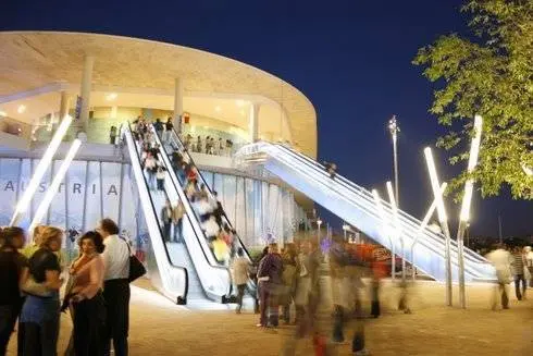 El recinto es totalmente accesible, a pesar de estar distribuido en varias plantas en la mayor parte de sus edificios. Ascensores y escaleras mec&aacute;nicas; pero tambi&eacute;n escritura en Braille o gu&iacute;as para facilitar el recorrido a todos los visitantes.
Por Gonzalo Baz&aacute;n y Pilar Artiaga