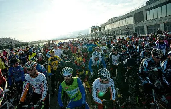 M&aacute;s de 550 ciclistas participaron en la primera jornada de La Invernal en su segunda edici&oacute;n. Foto de archivo.