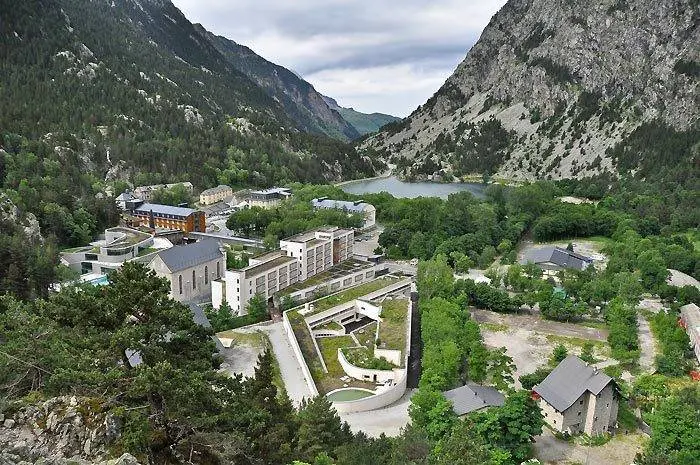 Seguimos subiendo y pasamos por un mirador, donde se puede ver una estampa del Balneario, lugar donde son bien conocidas las propiedades m&aacute;gicas de sus aguas.
Victor Sancho