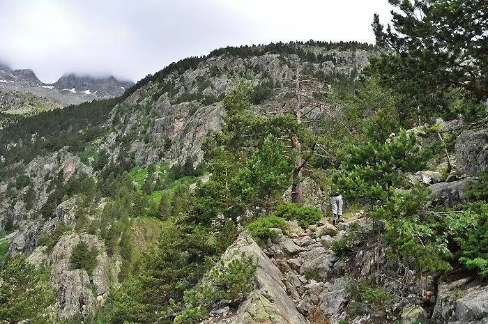 Continuamos nuestra ruta ascendiendo por la senda hasta llegar junto al barranco de Caldar&eacute;s, uno de los lugares m&aacute;s hermosos del Pirineo.
Victor Sancho