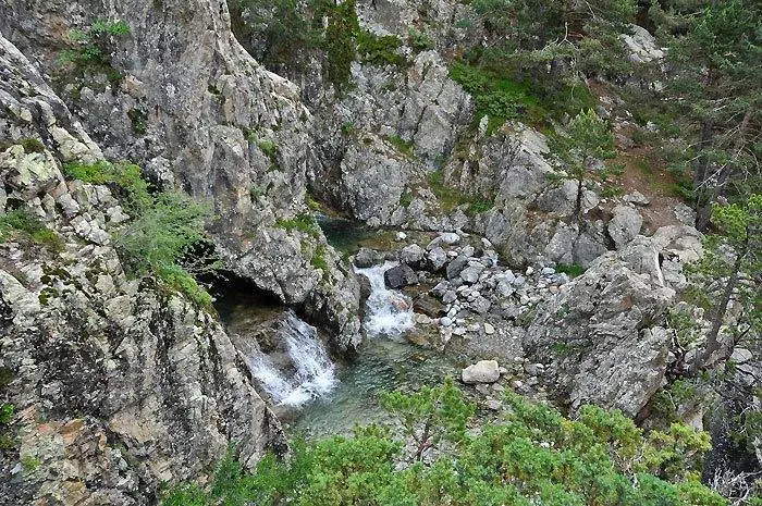 Junto al barranco transcurre una senda que sube hacia los ibones, nuestra meta en este nuevo recorrido.
Victor Sancho