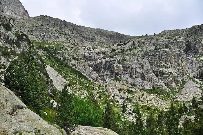  Vista del escarpado pared&oacute;n, subiremos por la izquierda, por la llamada cuesta del Fraile, junto a la cascada del mismo nombre...
Victor Sancho