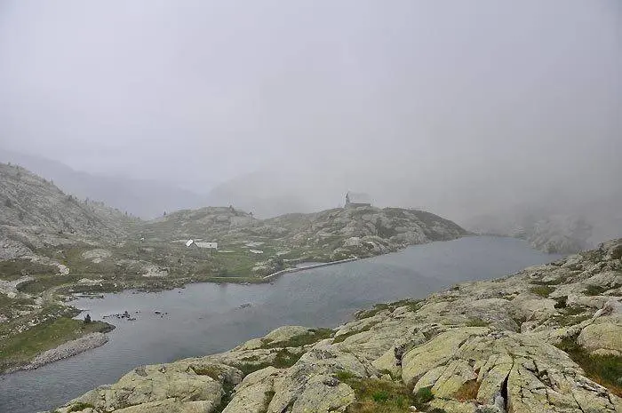Una nueva vista del ib&oacute;n bajo, con el refugio de Bachima&ntilde;a al fondo, nos tenemos que dar prisa, se est&aacute; echando la niebla. Hay que correr.
Victor Sancho
