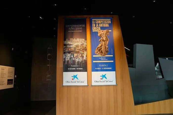 La exposici&oacute;n "Experimento A&ntilde;o 2100" en Caixaforum quiere transportar al p&uacute;blico al futuro a trav&eacute;s de objetos interactivos, paneles, pel&iacute;culas y explicaciones virtuales. 
Patricia Vall&eacute;s / Luis Lacorte