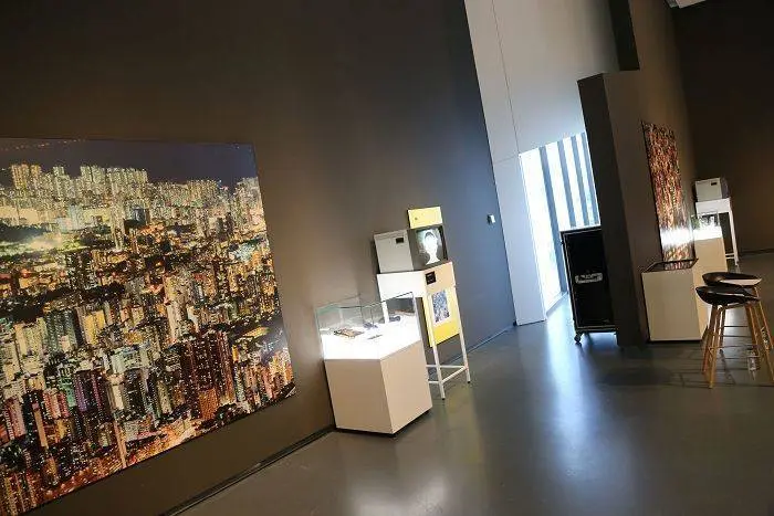 En la sala tambi&eacute;n se pueden encontrar paneles y pel&iacute;culas que muestran las tendencias del futuro, como el crecimiento de las urbes.
Patricia Vall&eacute;s / Luis Lacorte