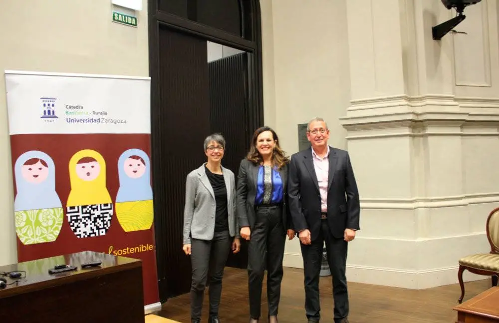 Blanca Sim&oacute;n, en el centro, es la codirectora de la C&aacute;tedra Bantierra-Ruralia