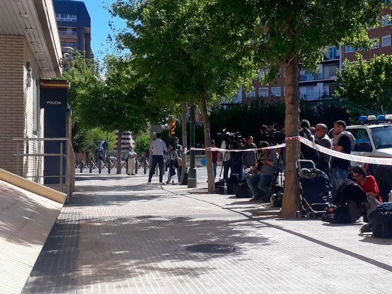 Los medios de comunicaci&oacute;n aguardaban ante la comisar&iacute;a donde est&aacute;n declarando los testigos