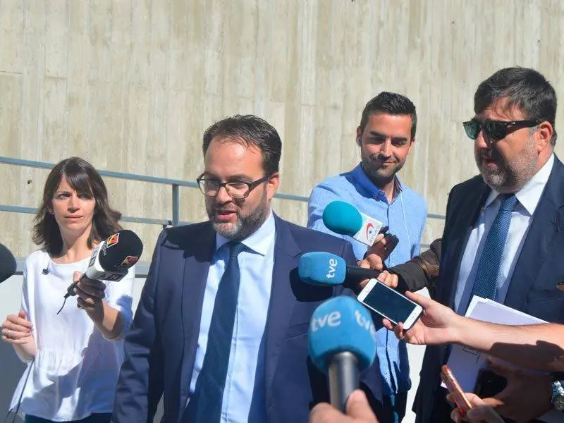 Los abogados de la S.D.Huesca a las puertas del juzgado