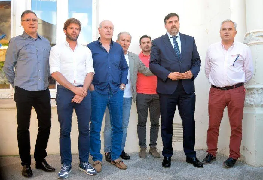 Manuel Torres (en traje) junto al resto de consejeros de la S.D. Huesca