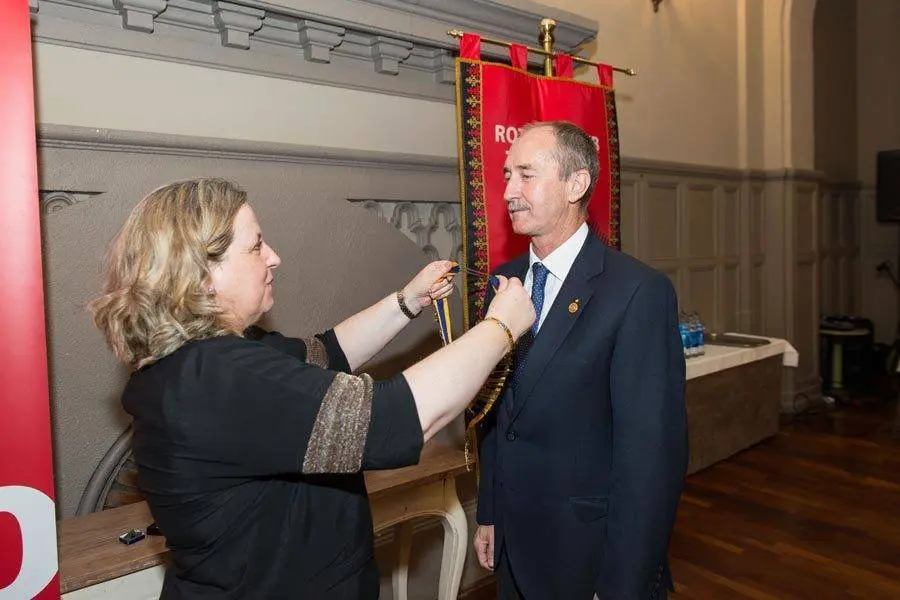 Mercedes Muro y Miguel &Aacute;ngel Clavero, en el tradicional "Cambio de collares" 

