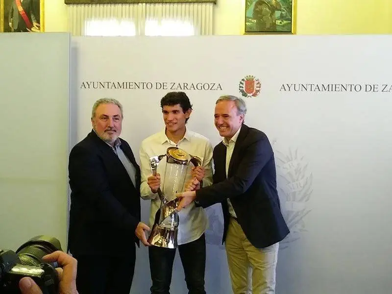 El zaragozano ha ofrecido el trofeo en el Ayuntamiento