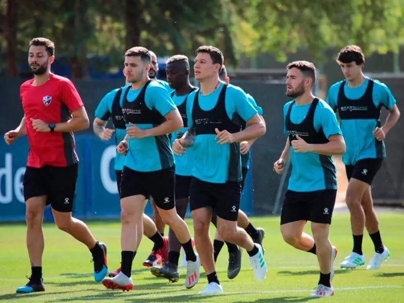 Los oscenses han regresado al trabajo  con caras nuevas. Foto: S.D. Huesca