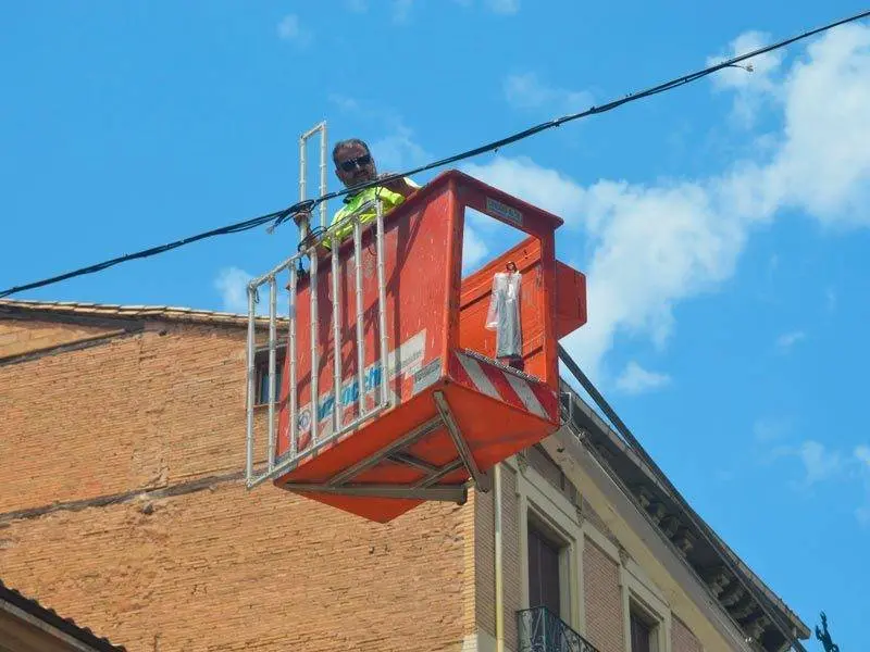 Durante estos d&iacute;as se est&aacute; instalando el alumbrado p&uacute;blico -t&iacute;picas parrillas de San Lorenzo de led- por las calles de dentro de la ciudad