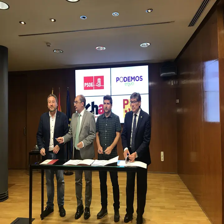 El presidente de CHA, Jos&eacute; Luis Soro, el presidente de Arag&oacute;n, Javier Lamb&aacute;n, el secretario general de Podemos, Nacho Escart&iacute;n, y el presidente del PAR, Arturo Aliaga, firman el acuerdo de gobernabilidad