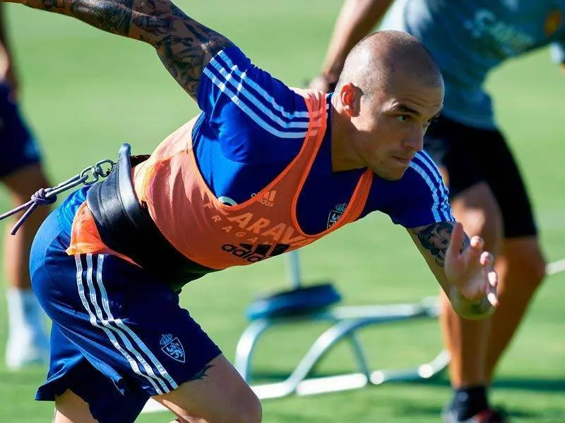 El futbolista zaragozano ha aceptado la oferta de renovaci&oacute;n del club. Foto: Real Zaragoza
