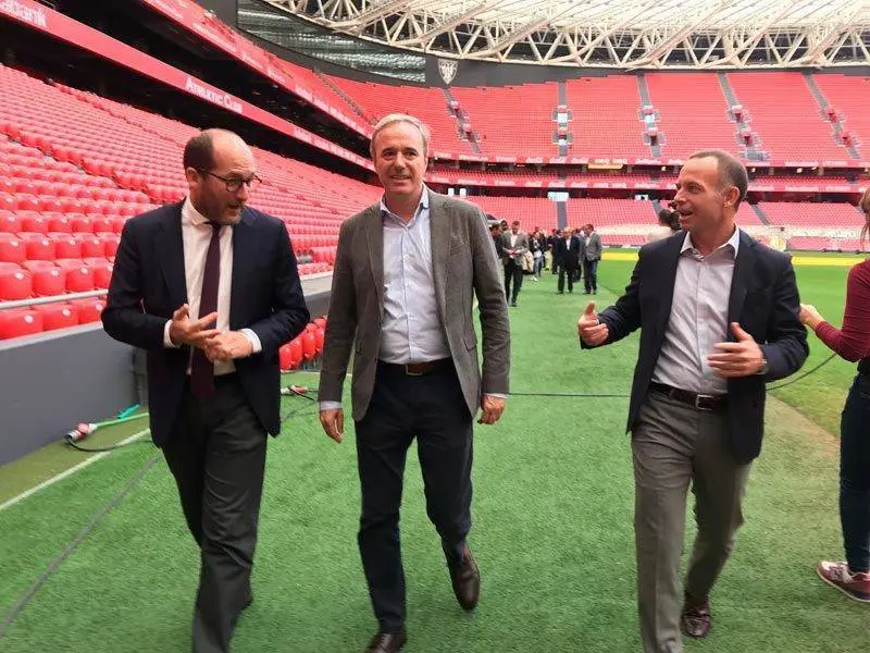 El alcalde de Zaragoza, Jorge Azc&oacute;n, ha visitado las instalaciones de San Mam&eacute;s, acompa&ntilde;ado por el presidente del Real Zaragoza, Christian Lapetra.