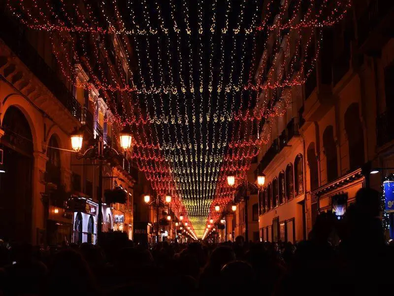 Las luces led rojas y amarillas han revestido la b&oacute;veda de la emblem&aacute;tica calle