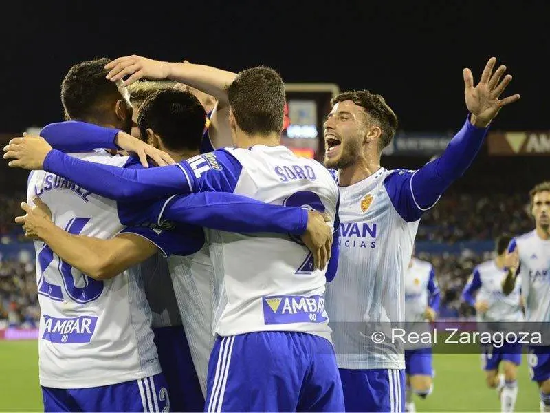 Luis Su&aacute;rez abri&oacute; la lata con su decimotercer tanto del curso y Javi Ros puso la guinda en el descuento. Foto: Real Zaragoza