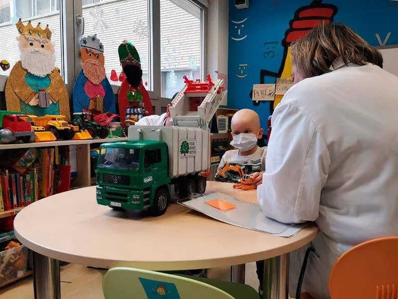 Solo el Hospital Infantil registra m&aacute;s de 900 ni&ntilde;os en estas aulas, mientras que por las del Cl&iacute;nico lo hacen 135
