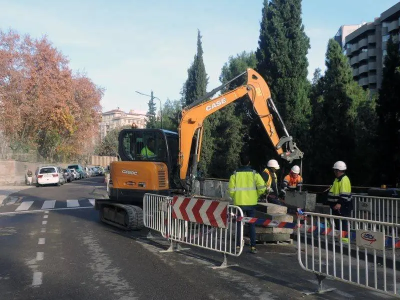 En la calle Ruiz Anglada se ha podido reparar la acera junto al r&iacute;o Huerva, adecuar un tramo de unos 15 metros del muro para corregir su inclinaci&oacute;n y mejorar las farolas adosadas