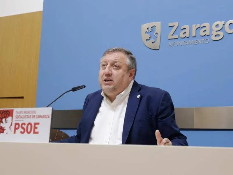 Alfonso G&oacute;mez G&aacute;mez en la sala de prensa del Ayuntamiento de Zaragoza