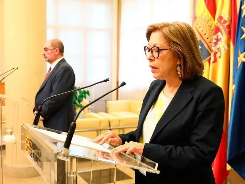 Durante su despedida, Ventura ha estado acompa&ntilde;ada por el presidente de Arag&oacute;n, Javier Lamb&aacute;n