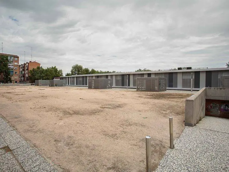 Este espacio est&aacute; ubicado entre las calles Vicente L&oacute;pez Abad&iacute;a y Pascual Albero Burillo