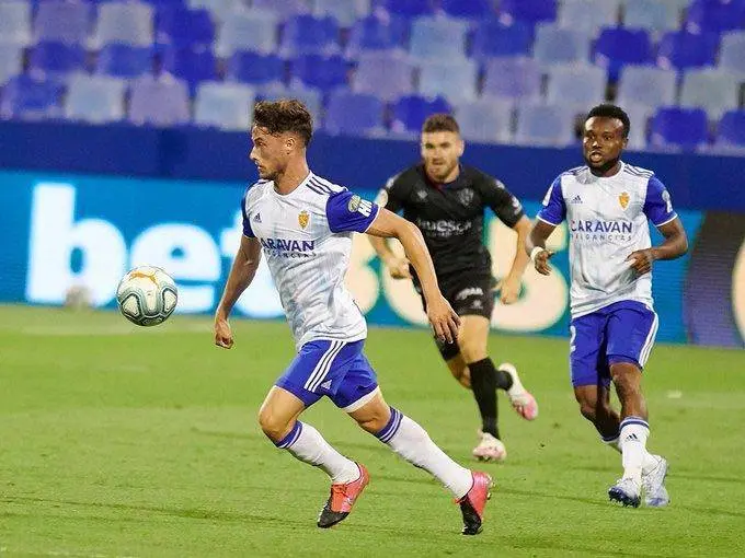 Puado volvi&oacute; a jugar y recibi&oacute; una falta que dbeer&iacute;a haber sido roja para Pulido. Foto: Tino Gil/Real Zaragoza