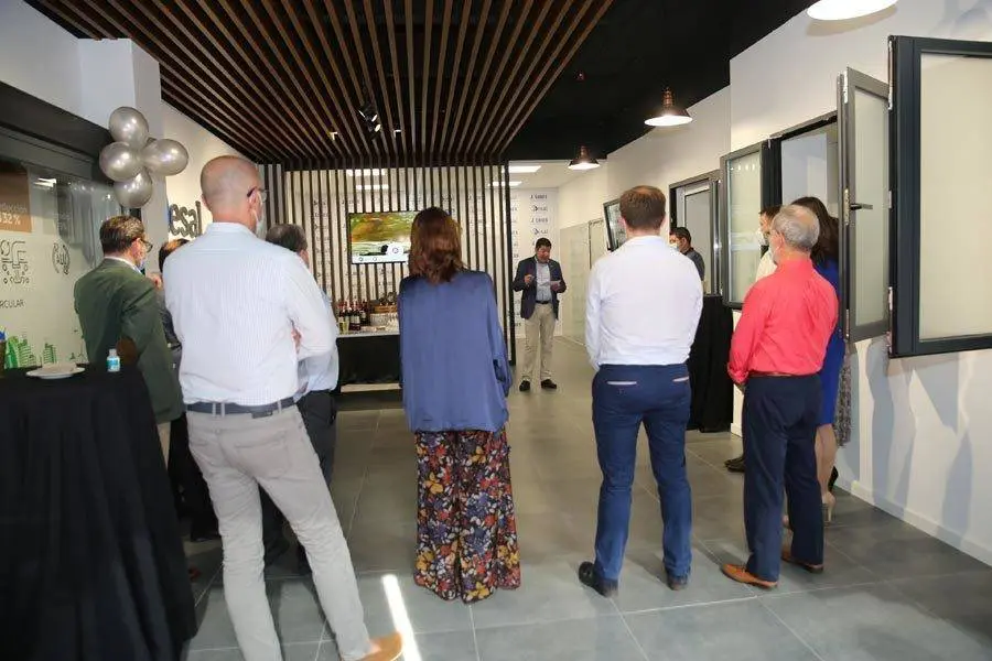 La reapertura de Aluminios J. Lor&eacute;s, en el barrio de Las Fuentes, se convirti&oacute; este jueves en un punto de encuentro de arquitectos, constructores, dise&ntilde;adores y diversos representantes empresariales e institucionales