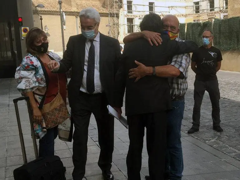 La familia de V&iacute;ctor La&iacute;nez y sus abogados han celebrado el veredicto a la salida de la Audiencia Provincial de Zaragoza
