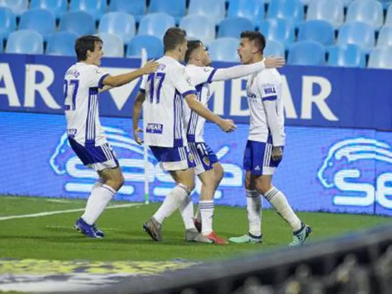 El delantero del Real Zaragoza Juanjo Narv&aacute;ez, celebra junto a sus compa&ntilde;eros el empate ante el Girona. Imagen: Real Zaragoza