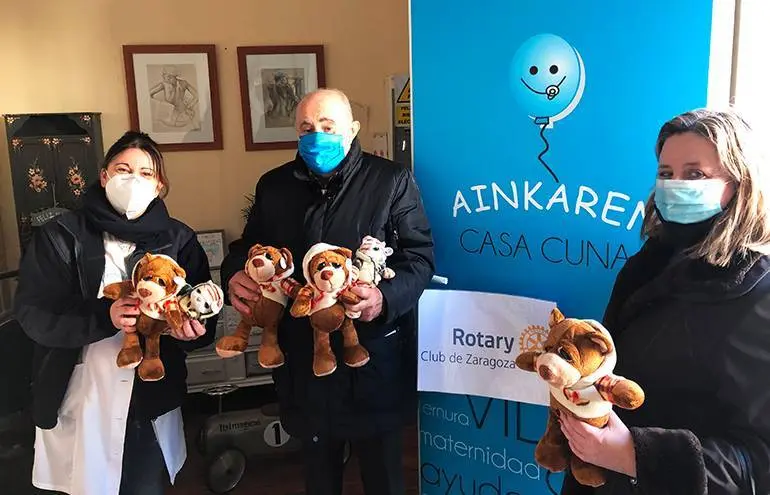 De izquierda a derecha: Susana Gil (de Ainkaren), Jes&uacute;s Bar&oacute;n y Mercedes Muro, de Rotary Club de Zaragoza