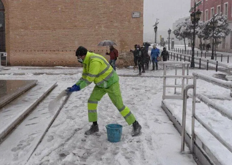 El Gobierno de Zaragoza ha defendido el operativo para hacer frente a las nevadas de la borrasca Filomena realizado en los barrios rurales y ha acusado al PSOE de hacer pol&iacute;tica de &ldquo;bajo nivel&rdquo;
