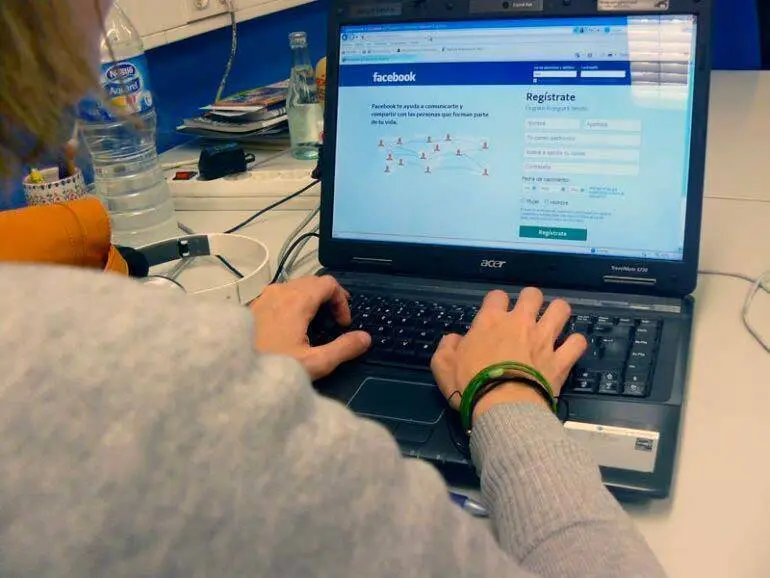 El 64% de los mayores se conecta entre 1 y 4 horas al d&iacute;a