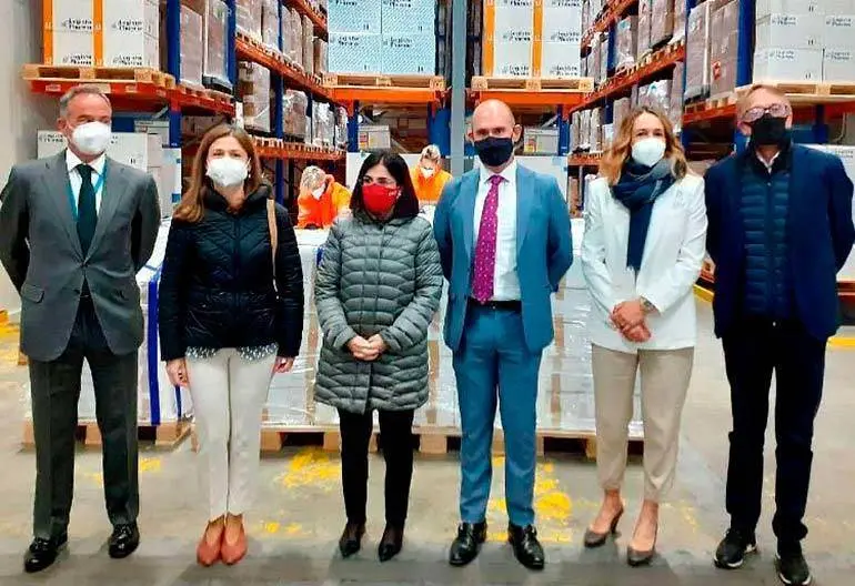 I&ntilde;igo Meira, CEO de Logista; Mar&iacute;a Jes&uacute;s Lamas, directora de la Agencia Espa&ntilde;ola de Medicamentos y Productos Sanitarios (Aemps); Carolina Darias, ministra de Sanidad; Rick R. Su&aacute;rez, presidente de AstraZeneca Espa&ntilde;a; Marta Moreno, directora de asuntos corporativos y acceso al mercado de AstraZeneca Espa&ntilde;a; Miguel G&oacute;mez, director general de Logista Espa&ntilde;a
