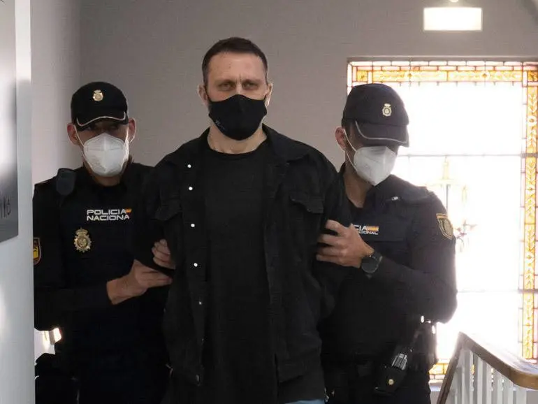 "Igor el Ruso", de la mano de dos agentes policiales hacia el juicio // Foto: EFE
