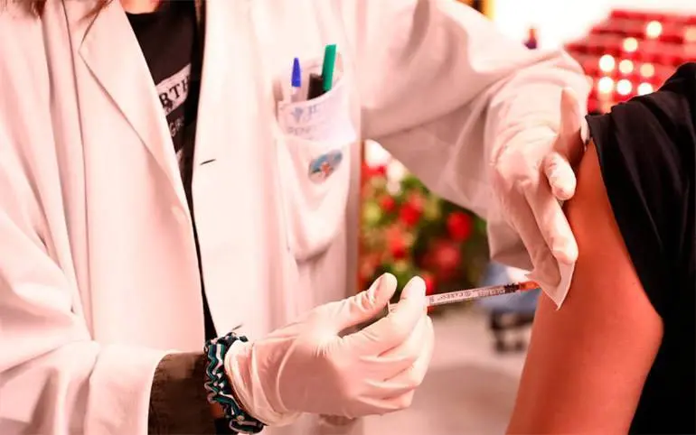Se continuar&aacute; vacunando con AstraZeneca a las personas de 60 a 69 a&ntilde;os