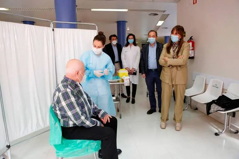 La consejera de Sanidad, Sira Repoll&eacute;s, y el gerente del Salud, Jos&eacute; Mar&iacute;a Arnal, han visitado el centro de salud Las Fuentes Norte
