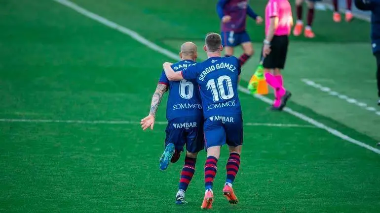 Los oscenses salen del descenso moment&aacute;neamente a la espera del Real Valladolid, gracias a un gol en el minuto 88 de Elustondo en propia puerta