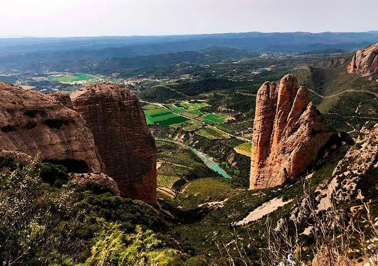 Los Mallos con el r&iacute;o G&aacute;llego al fondo
