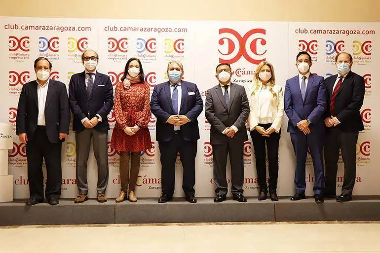 Foto de familia de la reuni&oacute;n mantenida entre representantes de la C&aacute;mara de Comercio y del Colegio de Mediadores de Seguros de Zaragoza