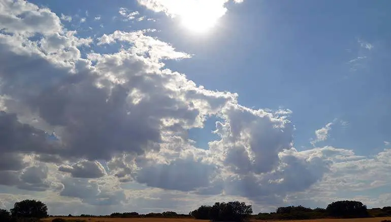 Sol, nubes, vientos en sentido oeste y algunos chubascos localizados en la zona de Teruel, van a protagonizar esta semana