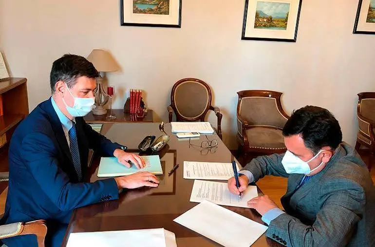 El presidente del Colegio de Mediadores de Seguros de Zaragoza, Miguel de las Morenas, y el director general de Avanza Previsi&oacute;n, Ra&uacute;l Casado, durante la firma